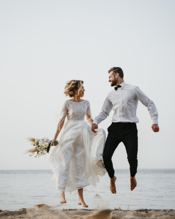beautiful-couple-having-their-wedding-beach